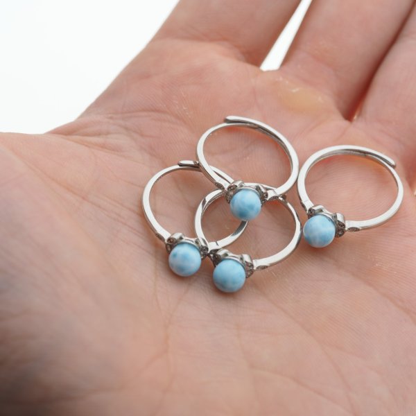 Larimar, cyrkonie i srebro rodowane - regulowany pierścionek kulka