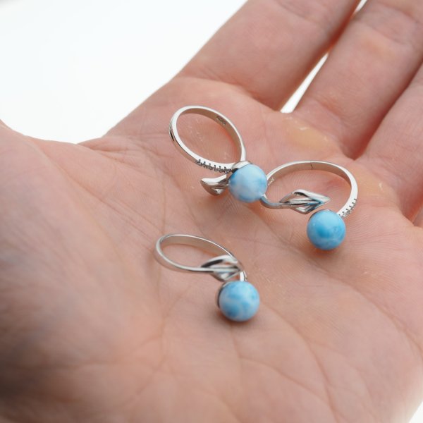 Larimar, cyrkonie i srebro rodowane - regulowany pierścionek kulka