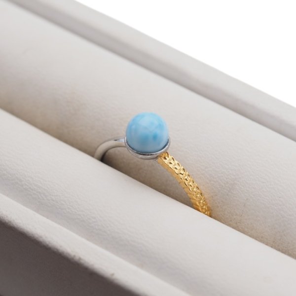 Larimar i srebro rodowane, złocone - regulowany pierścionek kulka
