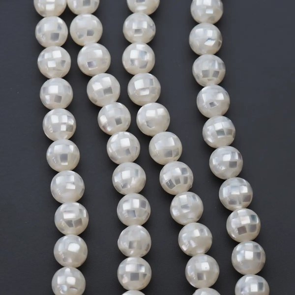 Muszla biała - kule disco 10 mm (sznur)
