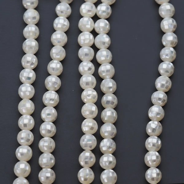 Muszla biała - kule disco 8 mm (sznur)