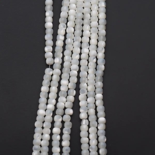 Muszla biała - polerowane walce 4x3 mm (sznur)