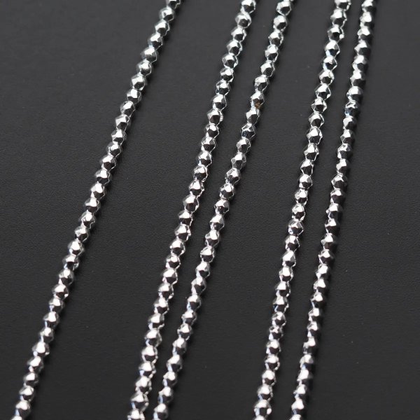 Hematyt kulka fasetowana 2mm srebrny (sznur)