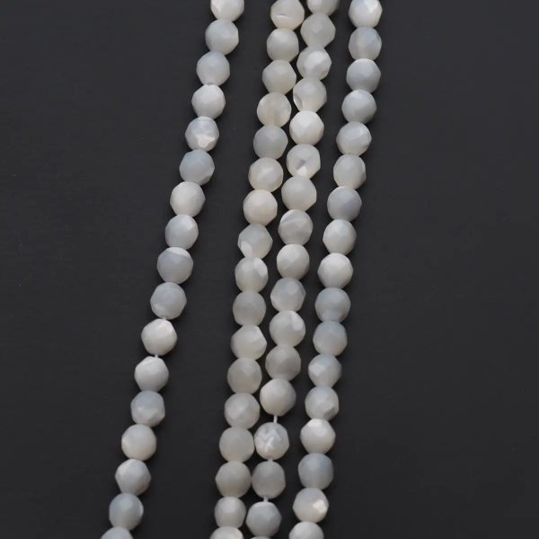 Muszla biała - fasetowane kulki 5 mm (sznur)