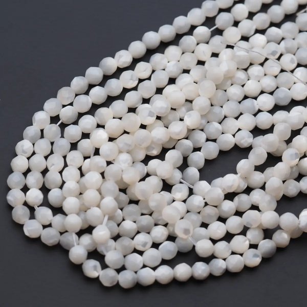 Muszla biała - fasetowane kulki 5 mm (sznur)