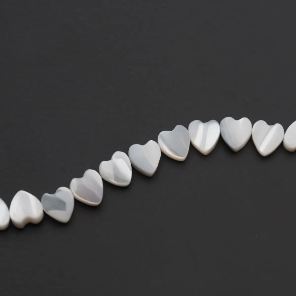 Muszla biała - polerowane serce 6 mm (sznur 20cm)