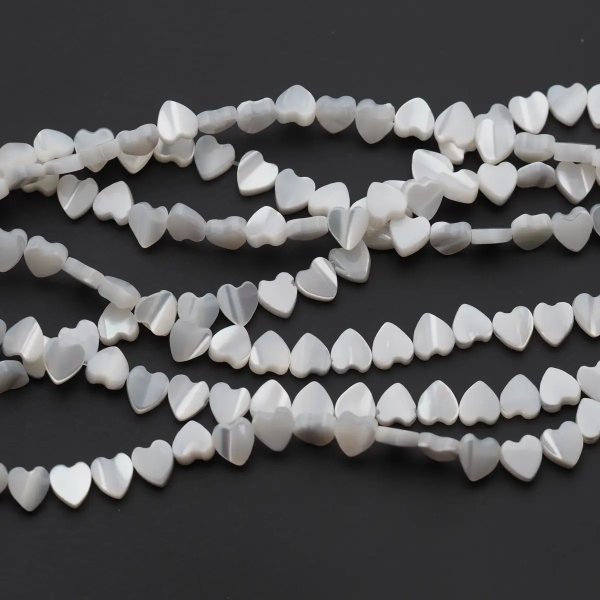 Muszla biała - polerowane serce 6 mm (sznur 20cm)
