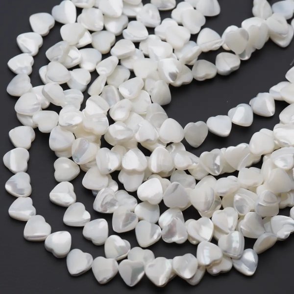 Muszla biała - polerowane serce 10 mm (sznur 20cm)