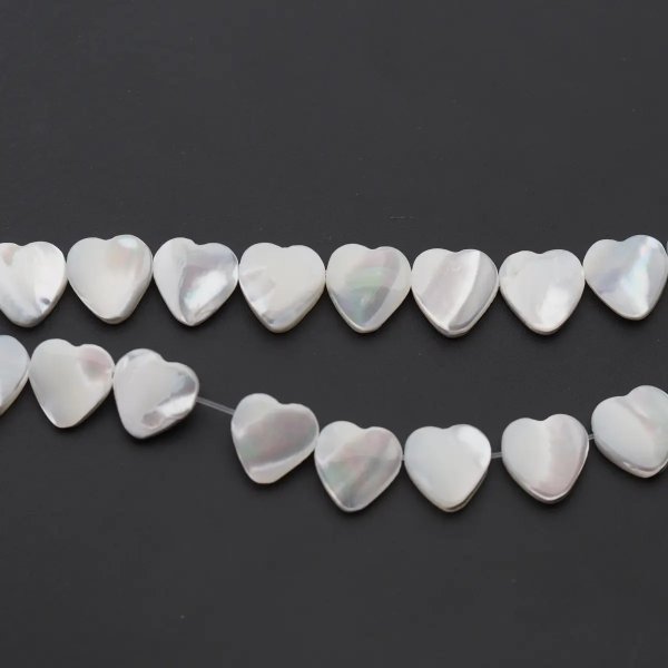 Muszla biała - polerowane serce 10 mm (sznur 20cm)