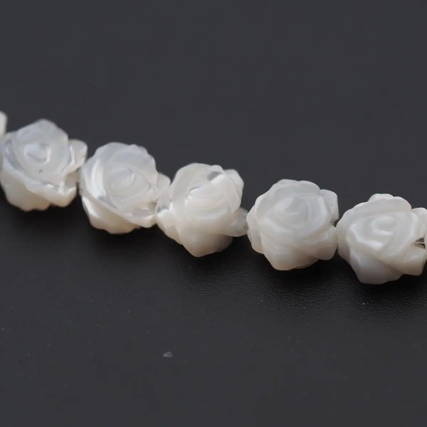 Muszla biała - rzeźbione róże 6 mm (sznur 13,5cm)