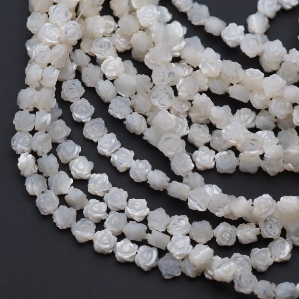 Muszla biała - rzeźbione róże 6 mm (sznur 13,5cm)