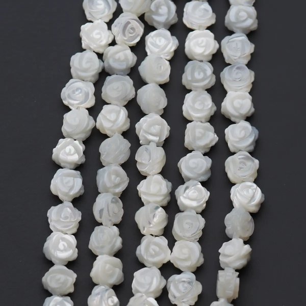 Muszla biała - rzeźbione róże 8 mm (sznur 16cm)