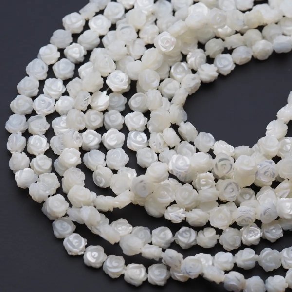 Muszla biała - rzeźbione róże 8 mm (sznur 16cm)