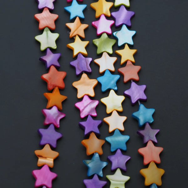 Muszla kolorowa - polerowane gwiazdy 10 mm (sznur)