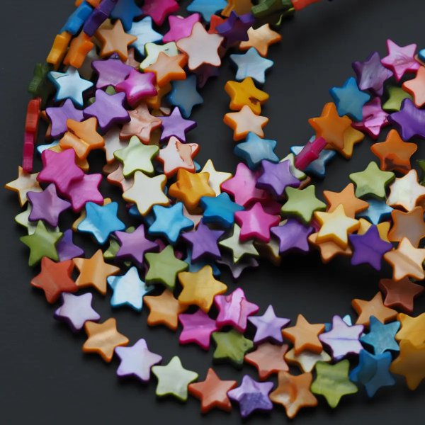 Muszla kolorowa - polerowane gwiazdy 10 mm (sznur)