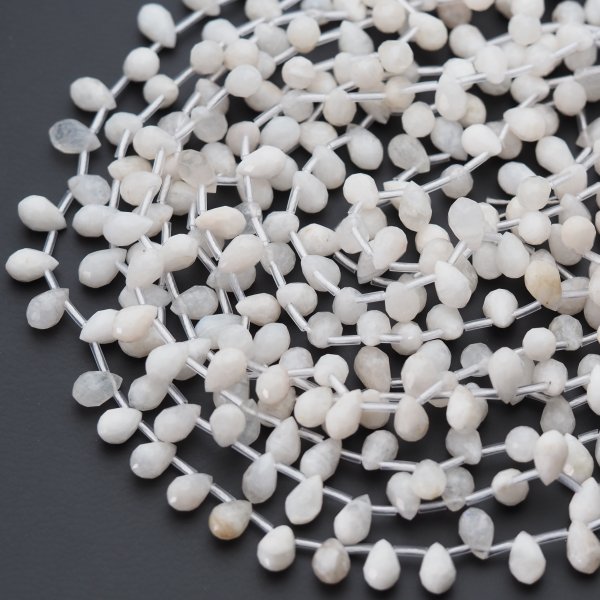 Kamień Księżycowy fasetowane krople briolette 6x9 mm (sznur)