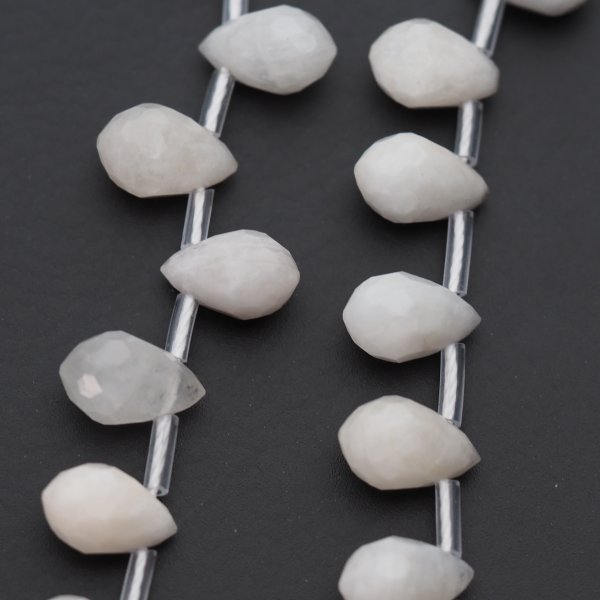 Kamień Księżycowy fasetowane krople briolette 6x9 mm (sznur)