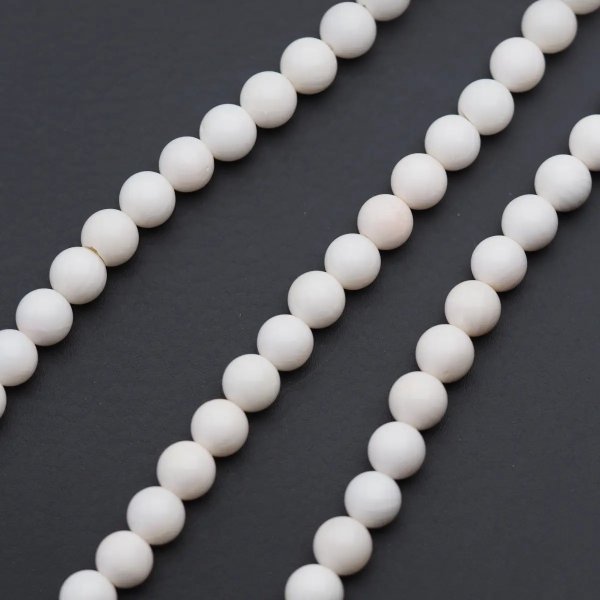 Koral biały kulki 6 mm (sznur)