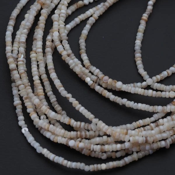 Muszla beżowa - oponki nierówne 3x2 mm (sznur)