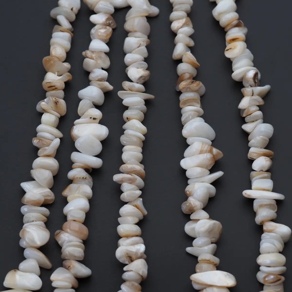 Muszla beżowa - polerowane kamyki 8-10 mm (sznur)