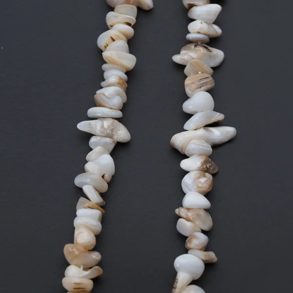 Muszla beżowa - polerowane kamyki 8-10 mm (sznur)