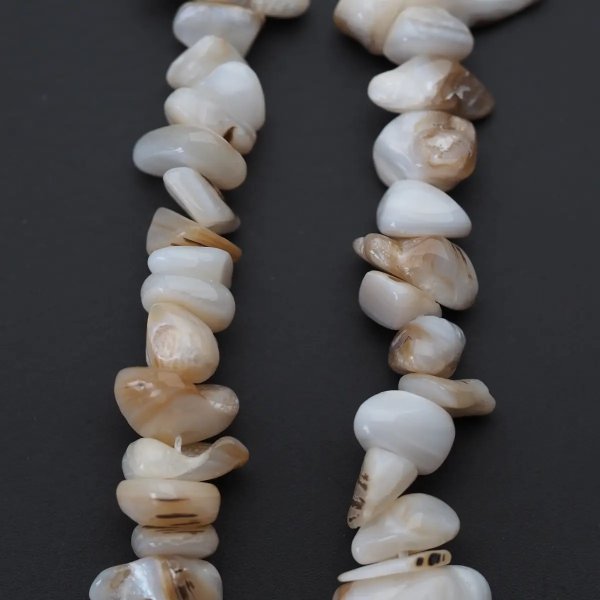 Muszla beżowa - polerowane kamyki 8-10 mm (sznur)