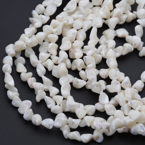 Muszla biała - polerowane kamyki 8mm (sznur)