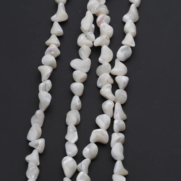 Muszla biała - polerowane kamyki 8mm (sznur)