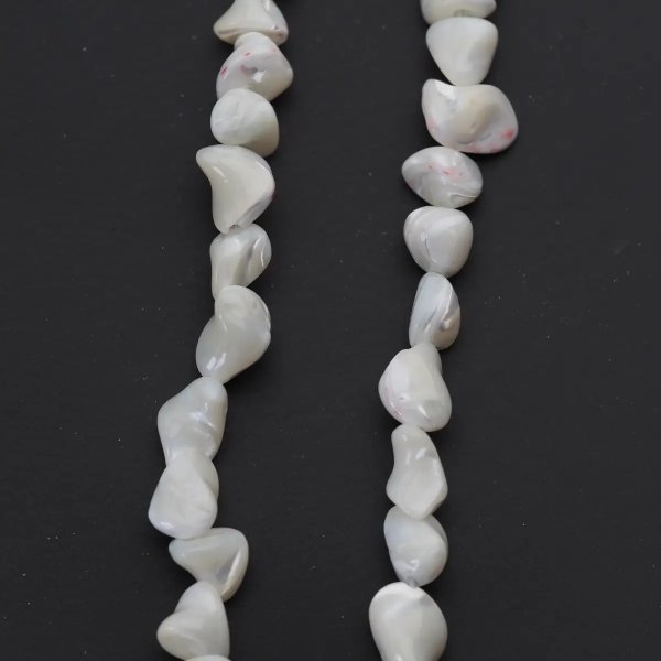 Muszla biała - polerowane kamyki 8mm (sznur)