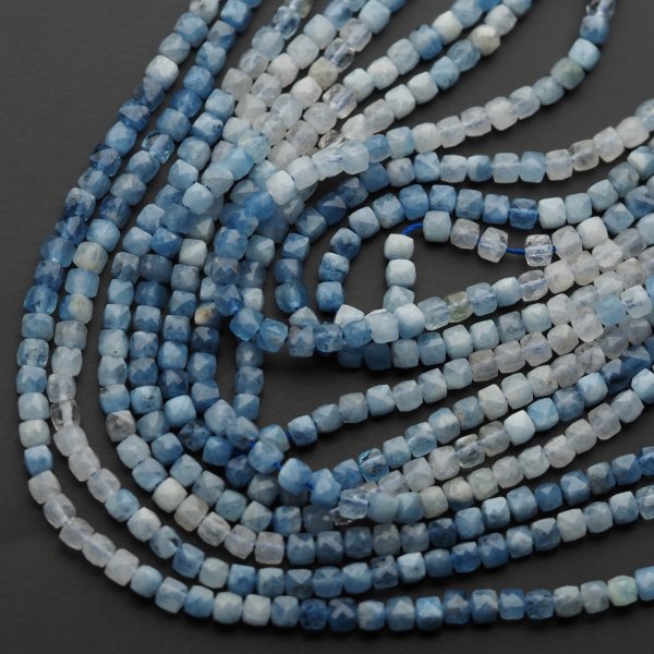 Akwamaryn Fasetowany kostki 4 mm (sznur)