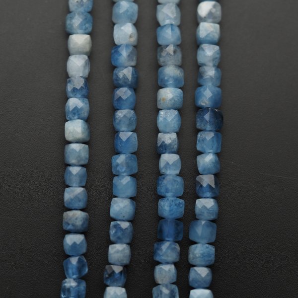 Akwamaryn Fasetowany kostki 4 mm (sznur)