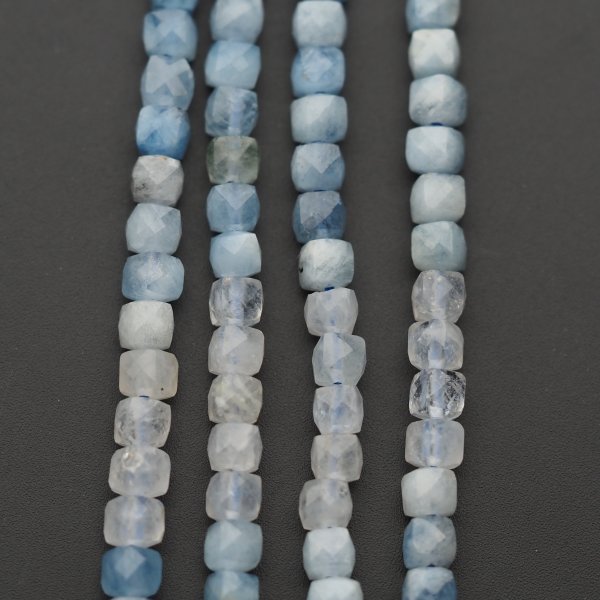 Akwamaryn Fasetowany kostki 4 mm (sznur)