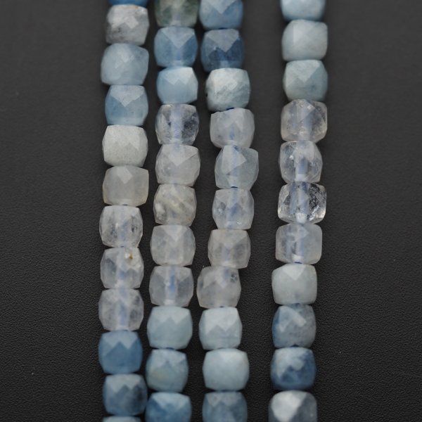 Akwamaryn Fasetowany kostki 4 mm (sznur)