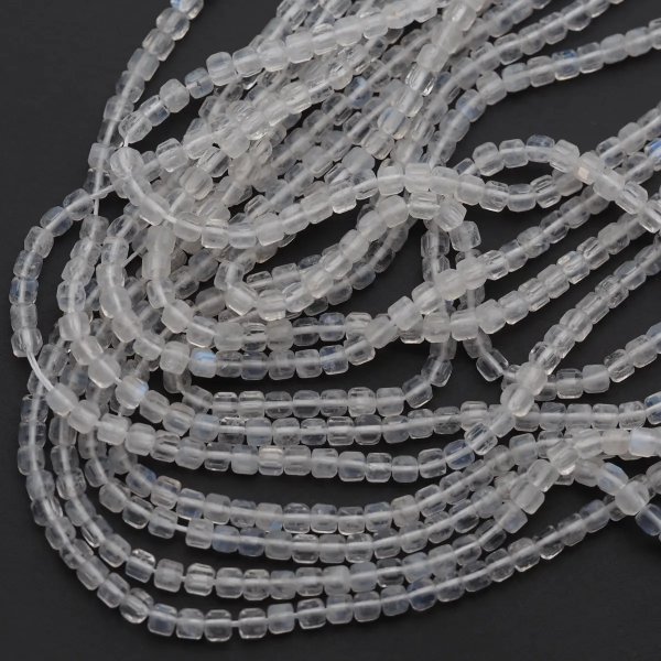 Kamień Księżycowy kostka 3 mm (sznur)