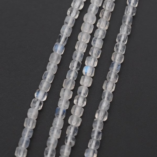 Kamień Księżycowy kostka 3 mm (sznur)