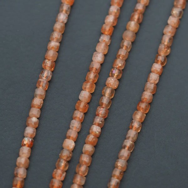 Kamień Słoneczny Fasetowane kostki 3 mm (sznur)