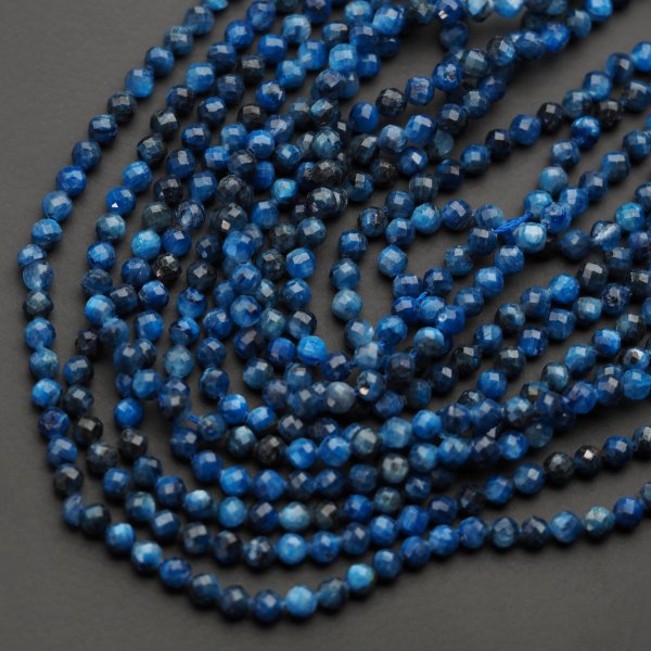 Kyanit fasetowany kulka 4,5 mm (sznur)