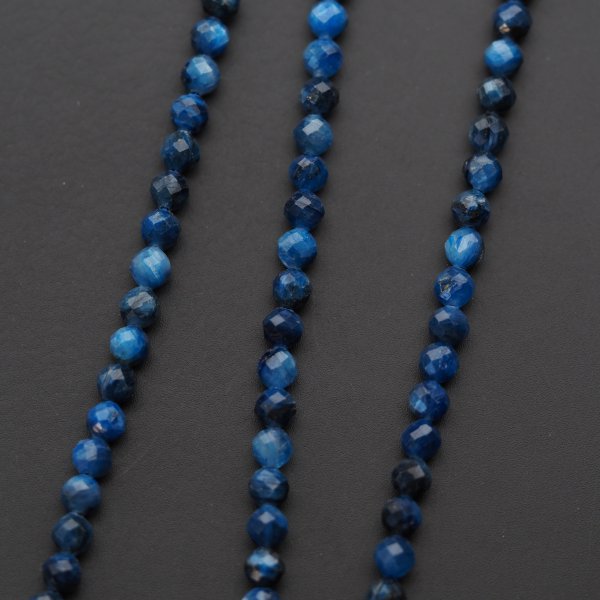 Kyanit fasetowany kulka 4,5 mm (sznur)