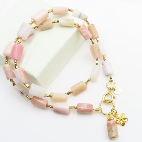 Opal Różowy, hematyt i srebro złocone - naszyjnik 