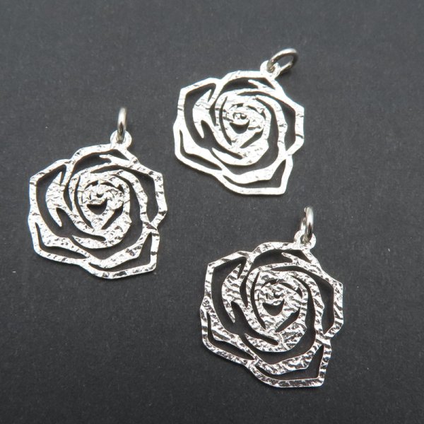 Srebro Ag - zawieszka młotkowana róża 17 mm
