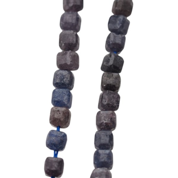 Szafir fasetowany kostki 3 mm (sznur)