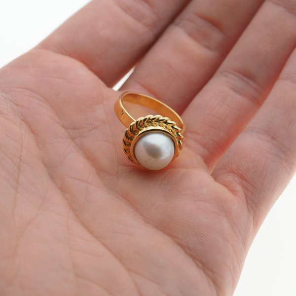 Perła biała i srebro złocone - regulowany pierścionek okrągły (podwójnie złocony)