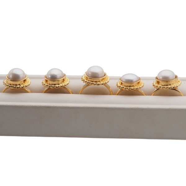 Perła biała i srebro złocone - regulowany pierścionek okrągły (podwójnie złocony)