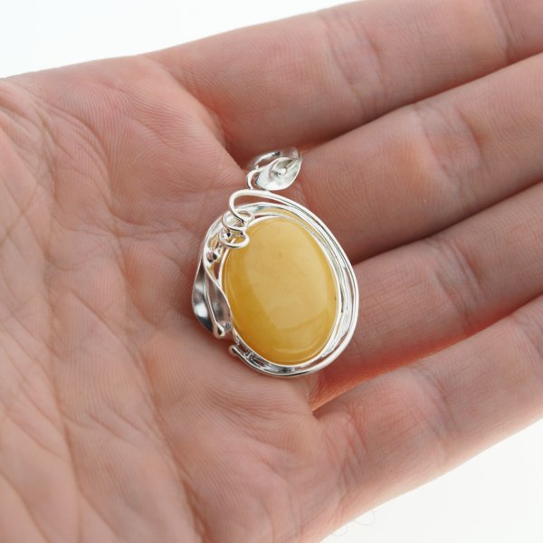 Mleczny Bursztyn w srebrze - wisiorek z liściem