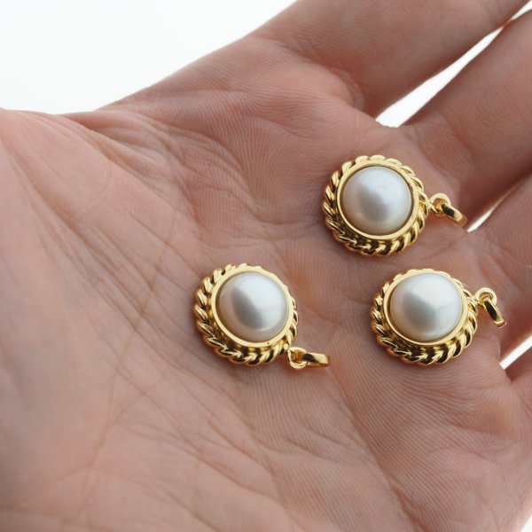 Perła Biała w srebrze złoconym - zawieszka okrągła