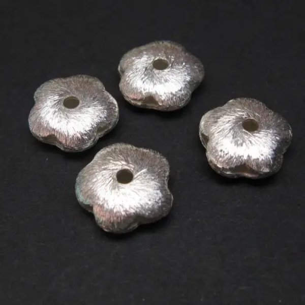 Satynowana przekładka – kwiatek – miedź srebrzona – 12x4 mm
