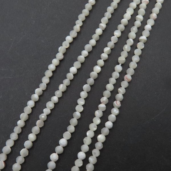 Muszla biała - fasetowane kulki 2 mm (sznur)