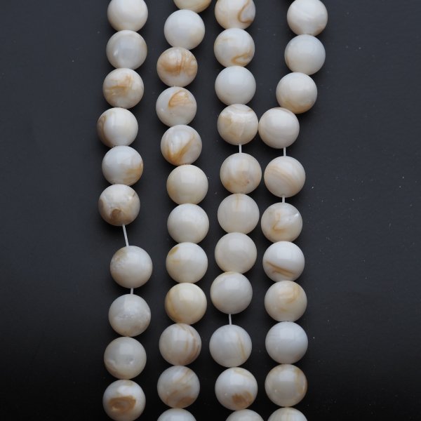 Muszla beżowa jasna - polerowane kulki 10 mm (sznur)