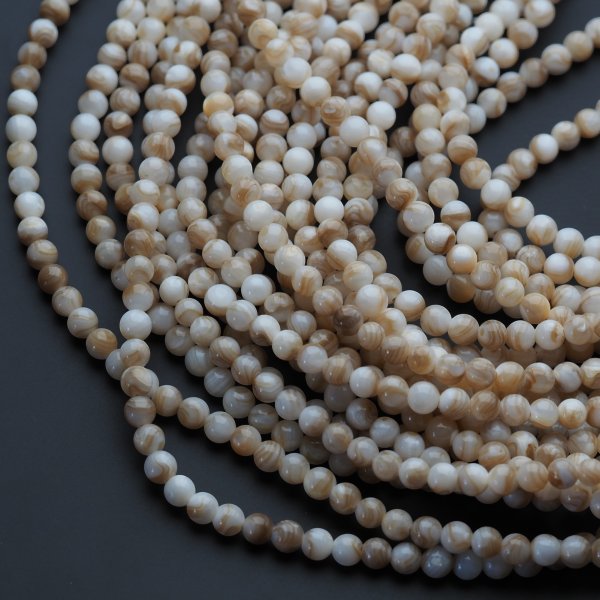 Muszla beżowa - polerowane kulki 6 mm (sznur)