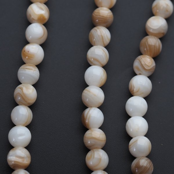 Muszla beżowa - polerowane kulki 6 mm (sznur)